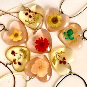 Collares de forma de corazón de resina: Amor que florece en cada detalle