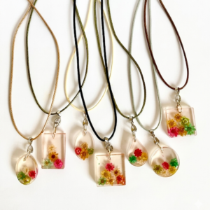 Cadena con dije de resina y flores secas