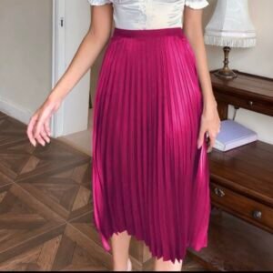 Falda satinada plisada